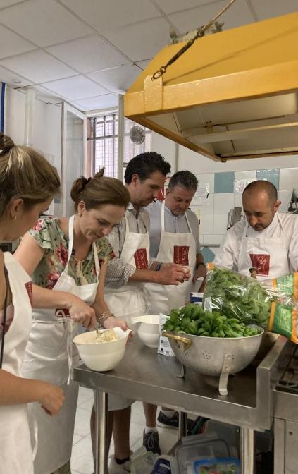 Studenti della scuola A door to Italy al corso di cucina