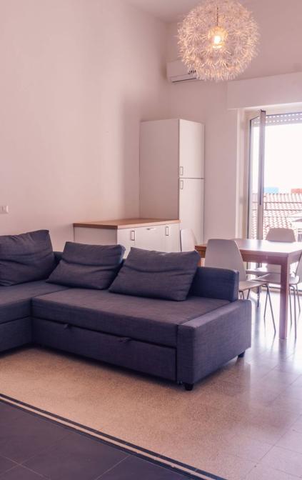 Tutti i nostri appartamenti si trovano nel centro storico,2/10 minuti a piedi dall'Università e dallo splendido lungomare che con i suoi locali e la sua spiaggia anima la permanenza dei nostri ospiti.Tutti gli appartamenti sono forniti di tutti gli accessori, tv, lavabiancheria, cucina,wifi.