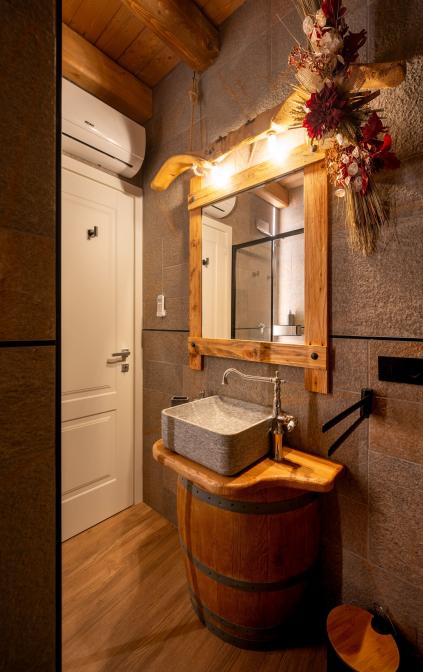 Bagno in legno e pietra