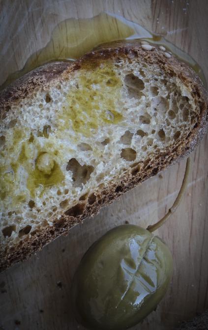 Pane Nero con Olio di Nocellara del Belice 