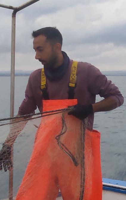 Pescatore durante la battuta di pesca 