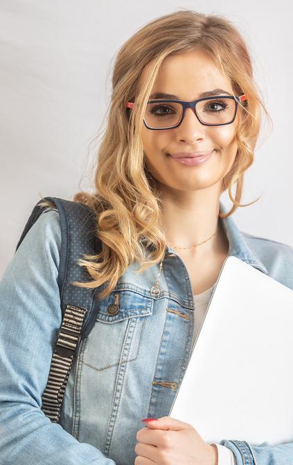 donna con bandiera Italia alle spalle