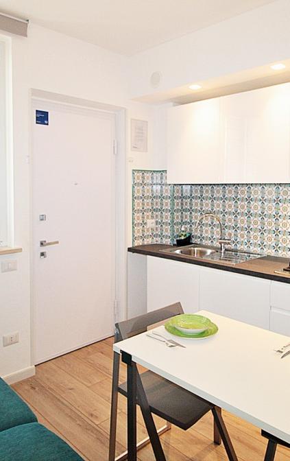 Zona giorno con cucina attrezzata e tavolo da pranzo del mini appartamento di Casa Vacanze del Vicario