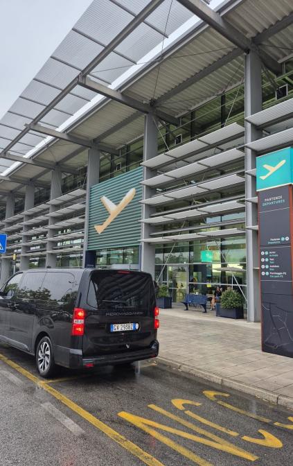 Minivan PieroViaggiando presso l’Aeroporto delle Marche di Ancona per servizi NCC e transfer privati