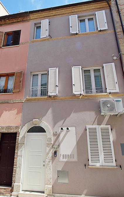 Facciata esterna di Casa Vacanze del Vicario nel centro cittadino di San Benedetto del Tronto