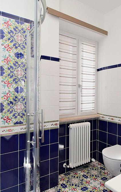 agno con doccia e maioliche decorative di Casa Vacanze del Vicario