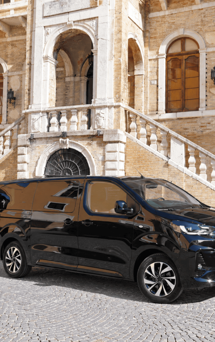 Minivan PieroViaggiando nel centro storico di Fermo durante un servizio privato con conducente